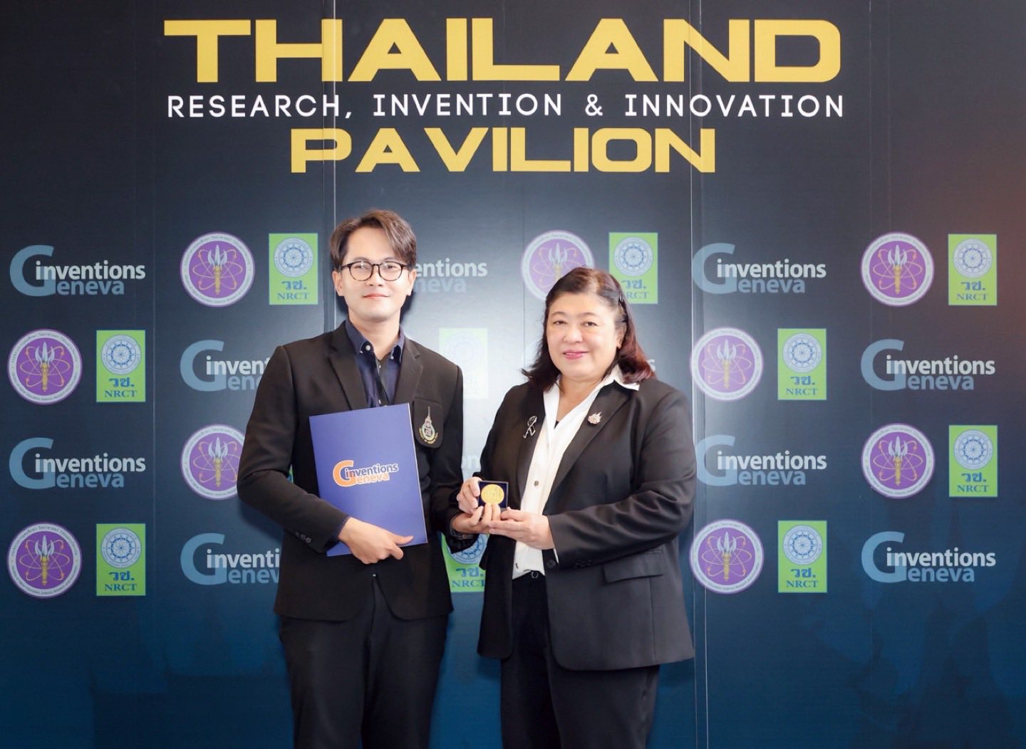 ขอแสดงความยินดีกับ ผลงานที่ได้รับรางวัลเหรียญทองเกียรติยศ (Gold Medal with Congratulations of Jury) และเหรียญทองโดย รองศาสตราจารย์ ดร.นิสากร แซ่วัน สำนักวิชาวิทยาศาสตร์เครื่องสำอาง และคณะ จาก มหาวิทยาลัยแม่ฟ้าหลวง