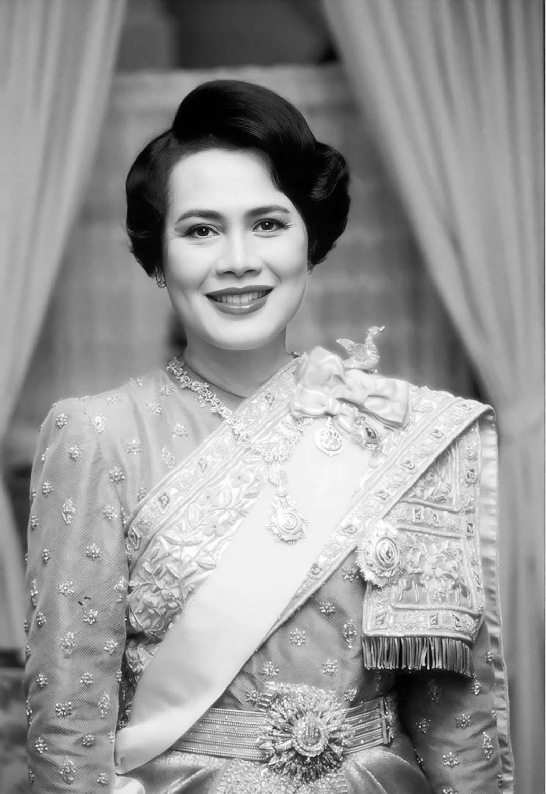 ธ สถิตในดวงใจนิรันดร์  สมเด็จพระนางเจ้าสิริกิติ์ พระบรมราชินีนาถ พระบรมราชชนนีพันปีหลวง  น้อมสำนึกในพระมหากรุณาธิคุณอันหาที่สุดมิได้  ข้าพระพุทธเจ้า อธิการบดีมหาวิทยาลัยแม่ฟ้าหลวง พร้อมด้วยคณะผู้บริหาร คณาจารย์ บุคลากร และนักศึกษา  วันที่ ๒๔ ตุลาคม ๒๕๖๘